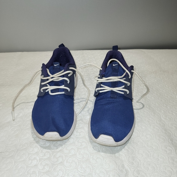 Youth Nike Roshe One Athletic Shoes - Picture 4 of 6
